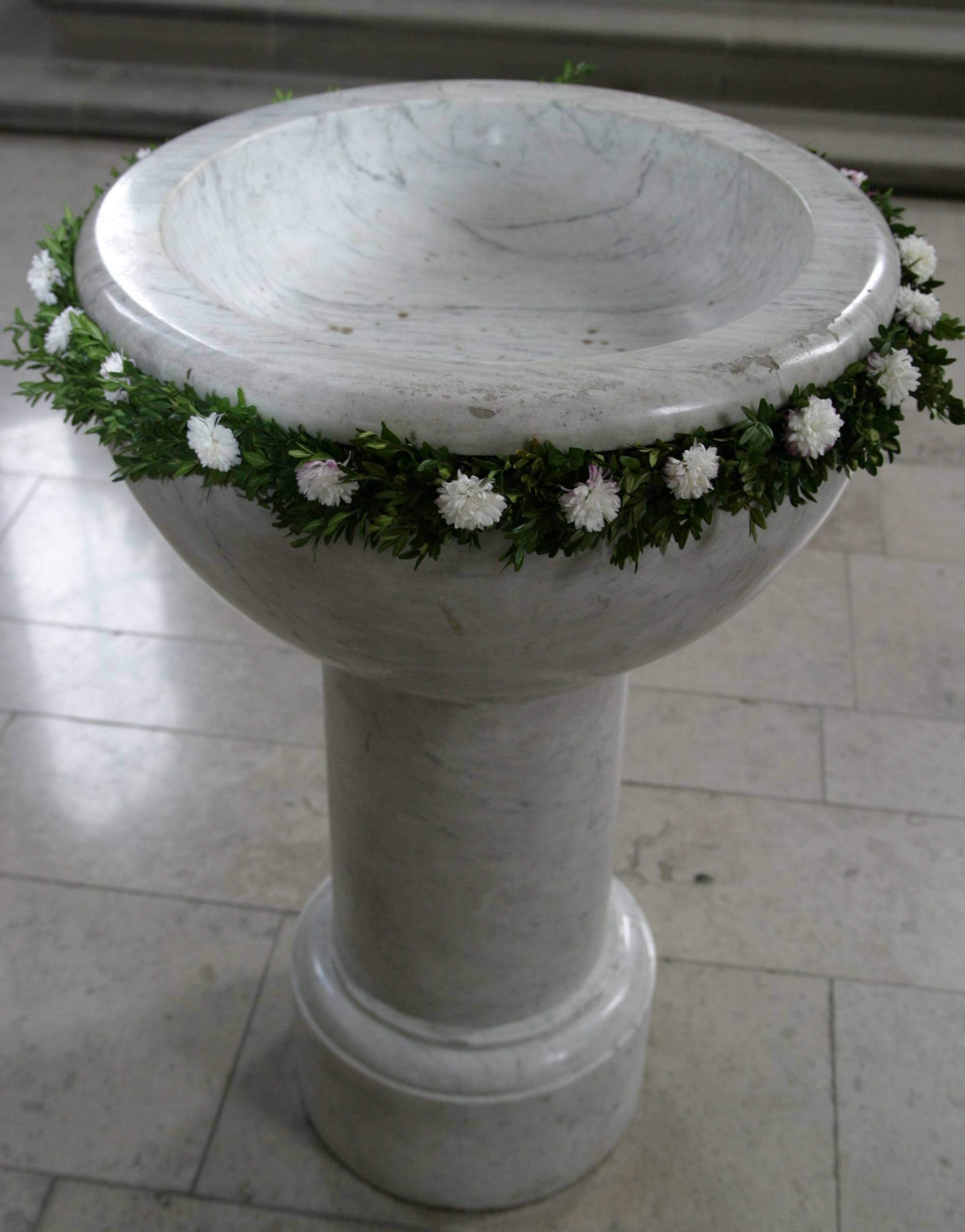 Taufbecken in der Kirche St. Leonhard Breitengüßbach